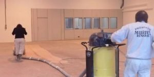 Pulidores de suelos utilizando aspiradores industriales para reparación y restauración de suelos
